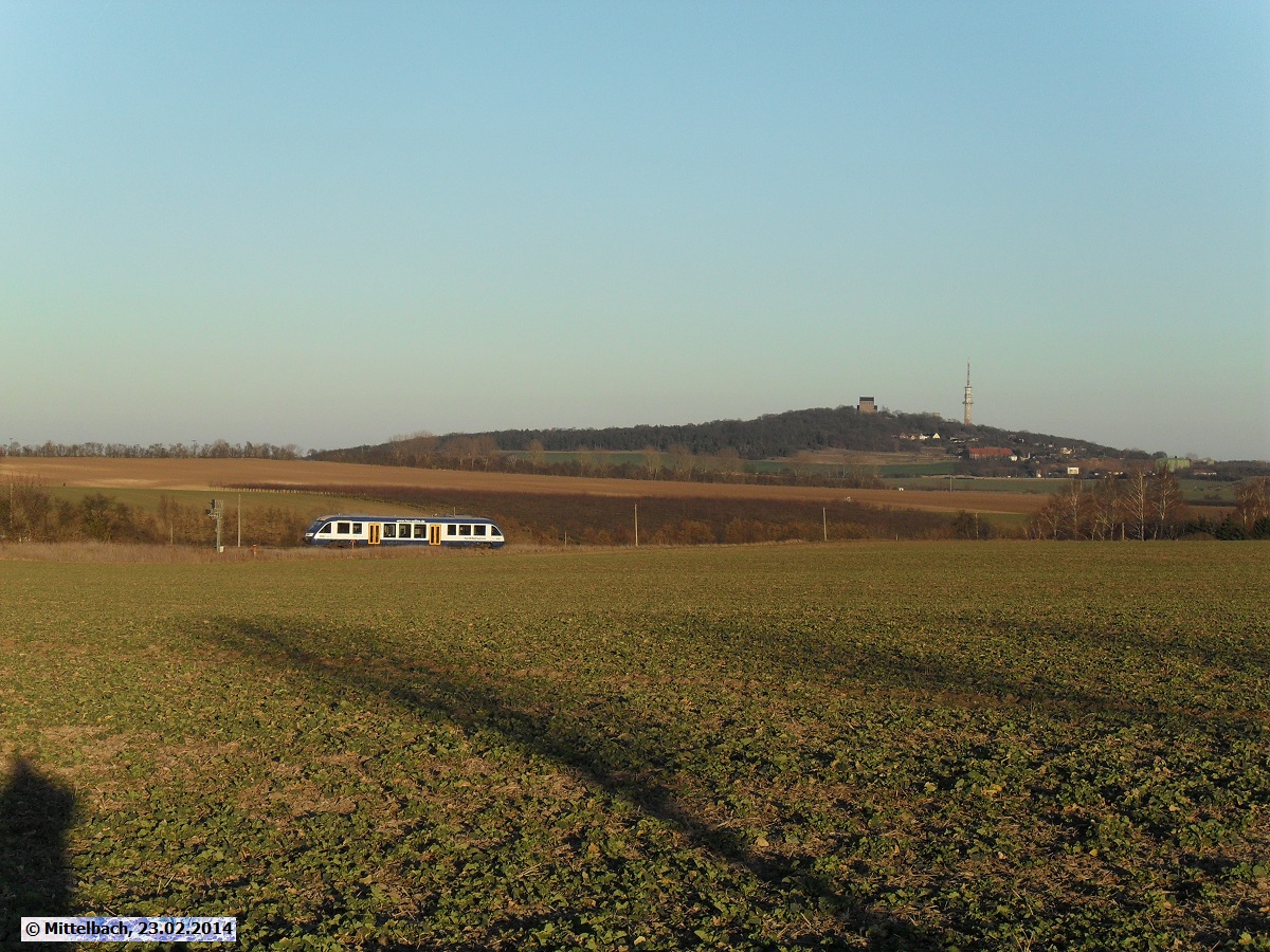 Am 23.02.2014 f�hrt hier ein HEX nach Halle (Saale). Im Hintergrund ist der Petersberg zu sehen.