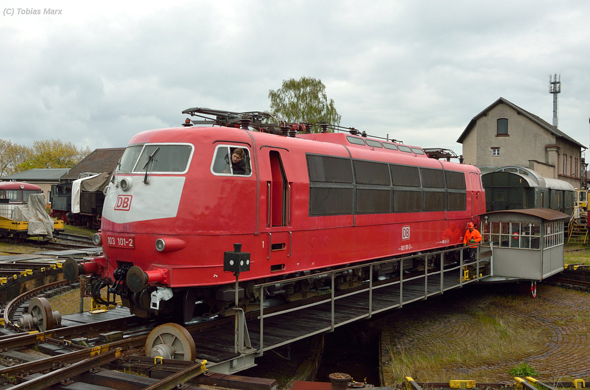 Am 23.04.2016 wurde 103 101-2 auf der Drehscheibe in Darmstadt-Kranichstein gedreht