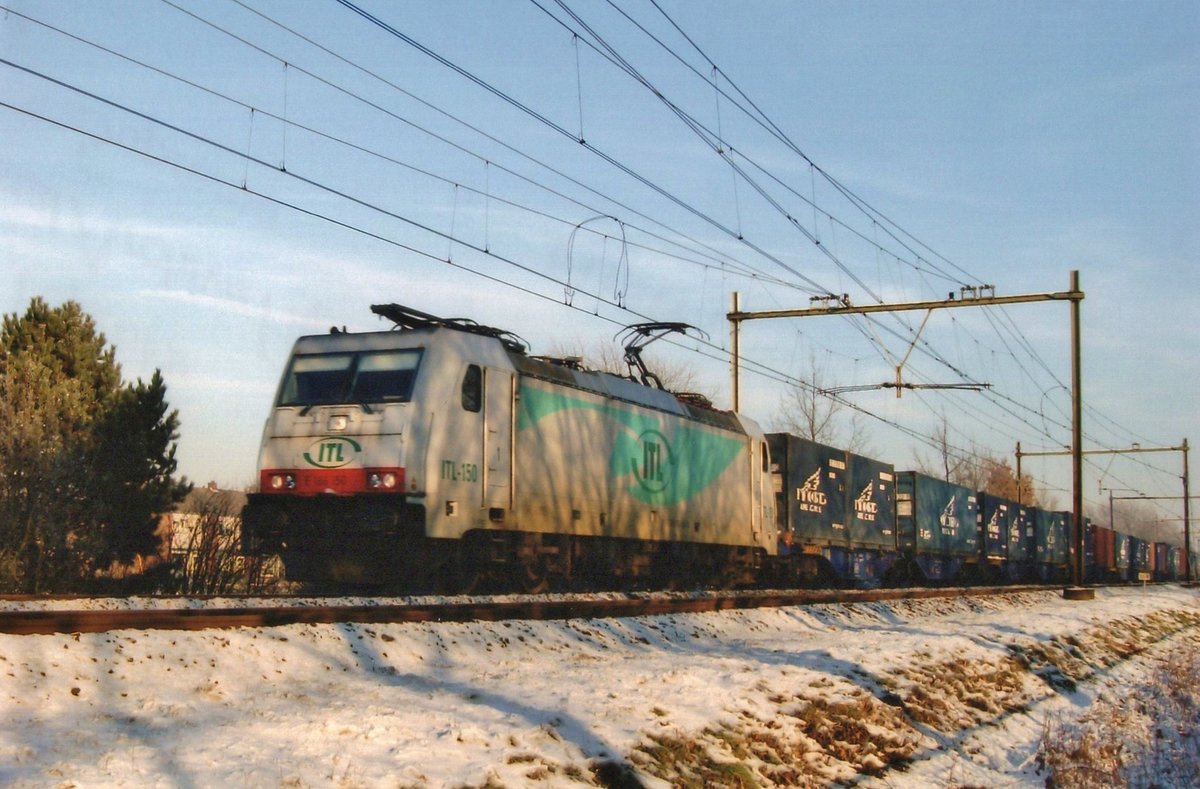 Am 24 Dezember 2009 durchfahrt ITL 186 150 Wijchen.