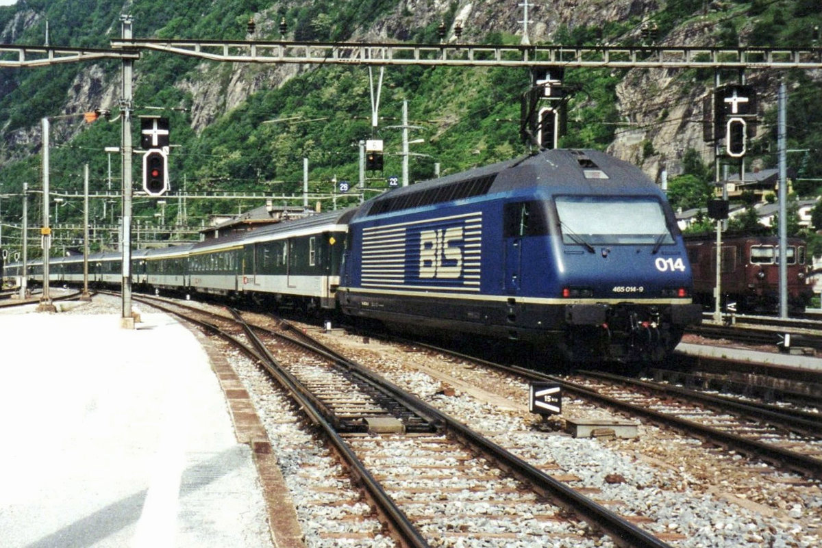 Am 24 Juli 2000 schiebt BLS 465 014 ein SBBIC nach basel aus Brig aus.