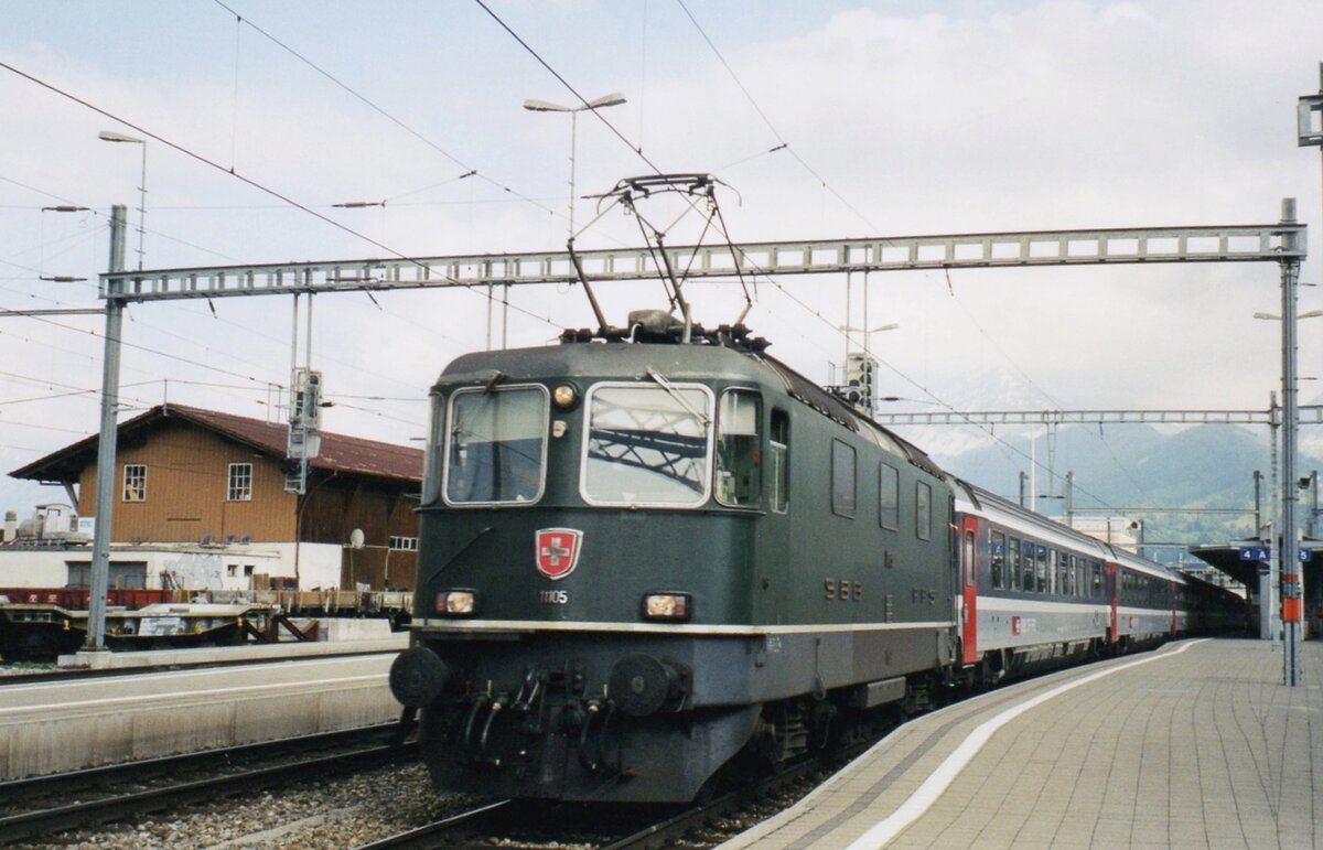 Am 24 Juli 2000 steht SBB 11105 in Spiez und wird vom Froschperspektiv fotografisch bewahrt.