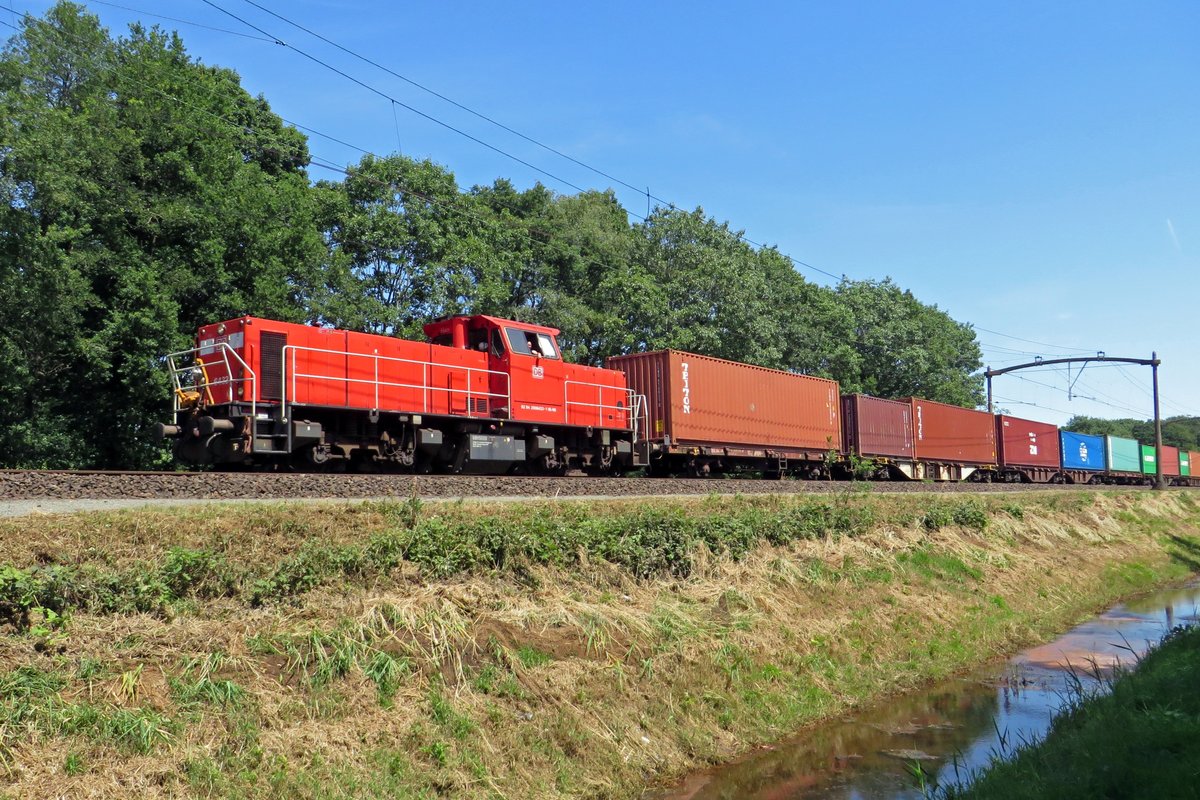 Am 24 Juni 2020 passiert 6433 mit ein Containerzug Tilburg Oude Warande.