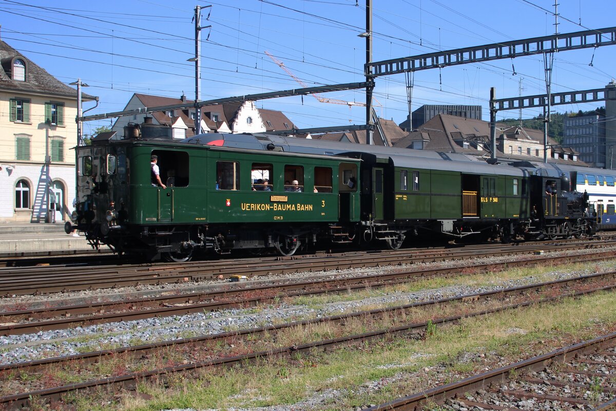 Am 24 Mai 2026 zieht UeBB 31 ein k�rzer Pendelzug nach das Bw der Verein Mikado 1244 aus Brugg AG und wird vom Parkplatz gerne fotografiert. Noch kann Mann am Pfingsten viele Museumsz�ge von und nach das Bw Brugg geniessen -obwohl es Ger�chte gibt,  SBB Historic wollen deren bis heute interssante Anwesendheid dort r�umen.