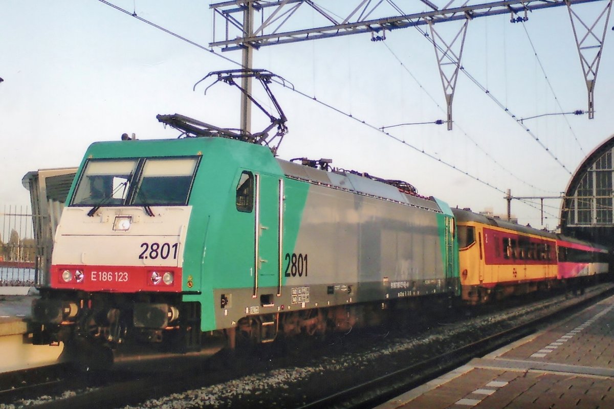 Am 24 Oktober 2009 verlsst CoBRa 2801 mit ein Benelux-IC nach Bruxelles-Midi Amsterdam Centraal. 