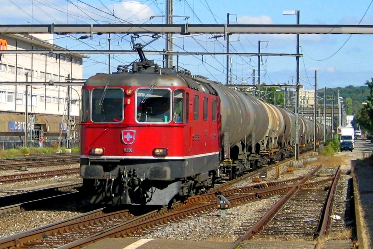 Am 24 September 2009 dönnert 11350 mit Kesselwagenzug gen Basel durch Pratteln.