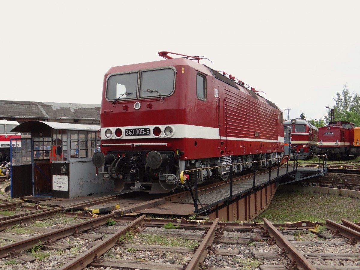 Am 24.05.14 war in Weimar beim TEV 118er Treffen. Zusehen war auch die 243 005. 