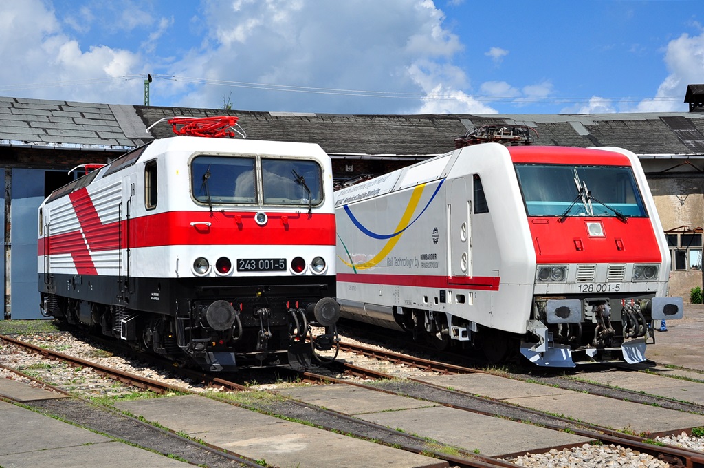 Am 24.05.2014 zeigen sich 128 001 und die in die Ursprungslackierung der 243 001/212 001 zurückversetzte 143 117 im Bw Weimar.