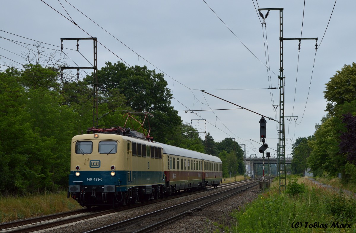 Am 24.06.2015 fuhr das DB Museum Koblenz mit 140 423 von N�rnberg nach Koblenz. Hier ist der Zug kurz hinter der Stockschneise zusehen. Wenige Minuten sp�ter hat er den Bahnhof Weiterstadt mit knapp 30 Minuten Vorplan passiert.