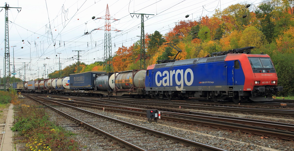Am 24.10.2015 durchfuhren vier schweizer Lokomotiven innerhalb von 70 Minuten den Güterbahnhof Köln-Gremberg, die zweite war SBB Cargo 482 019-7 um 14:49 Uhr