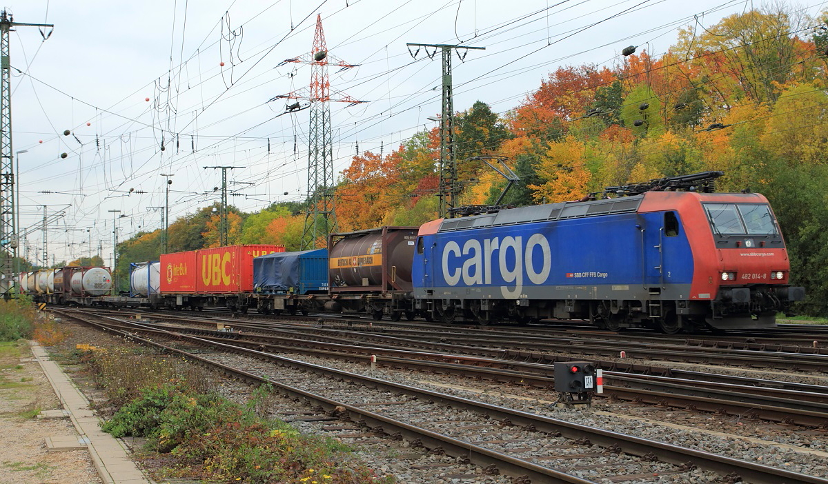 Am 24.10.2015 durchfuhren vier schweizer Lokomotiven innerhalb von 70 Minuten den Güterbahnhof Köln-Gremberg, um 15:10 Uhr war SBB Cargo 482 014-8 hier mit einem Güterzug von der Kölner Südbrücke kommend in Richtung Süden unterwegs