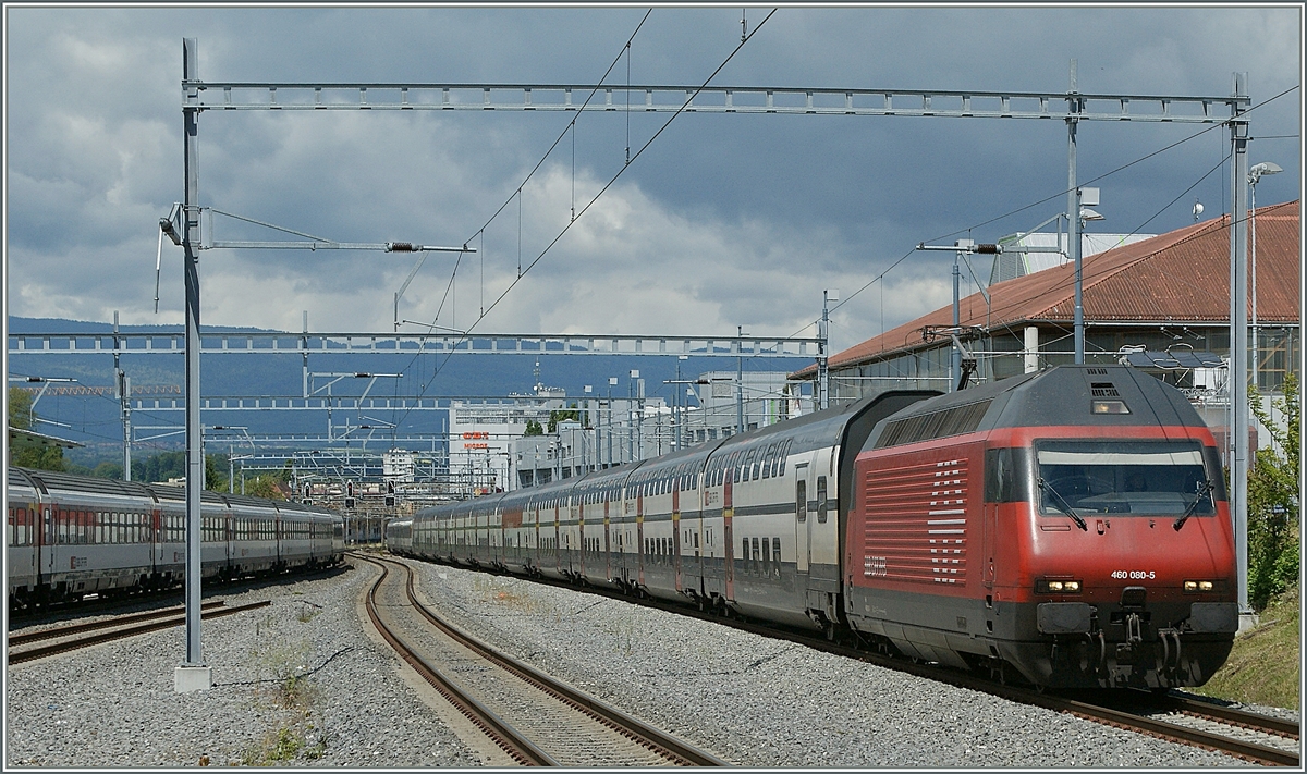 Am 24.Mai 2013 fährt die SBB Re 460 080-5 mit einem IC von Genève Aéroport nach St-Gallen in Prilly-Malley auf Gleis 1 durch, gut zu sehen, das verlegte, aber noch nicht angeschossene Gleis 3 links im Bild.
