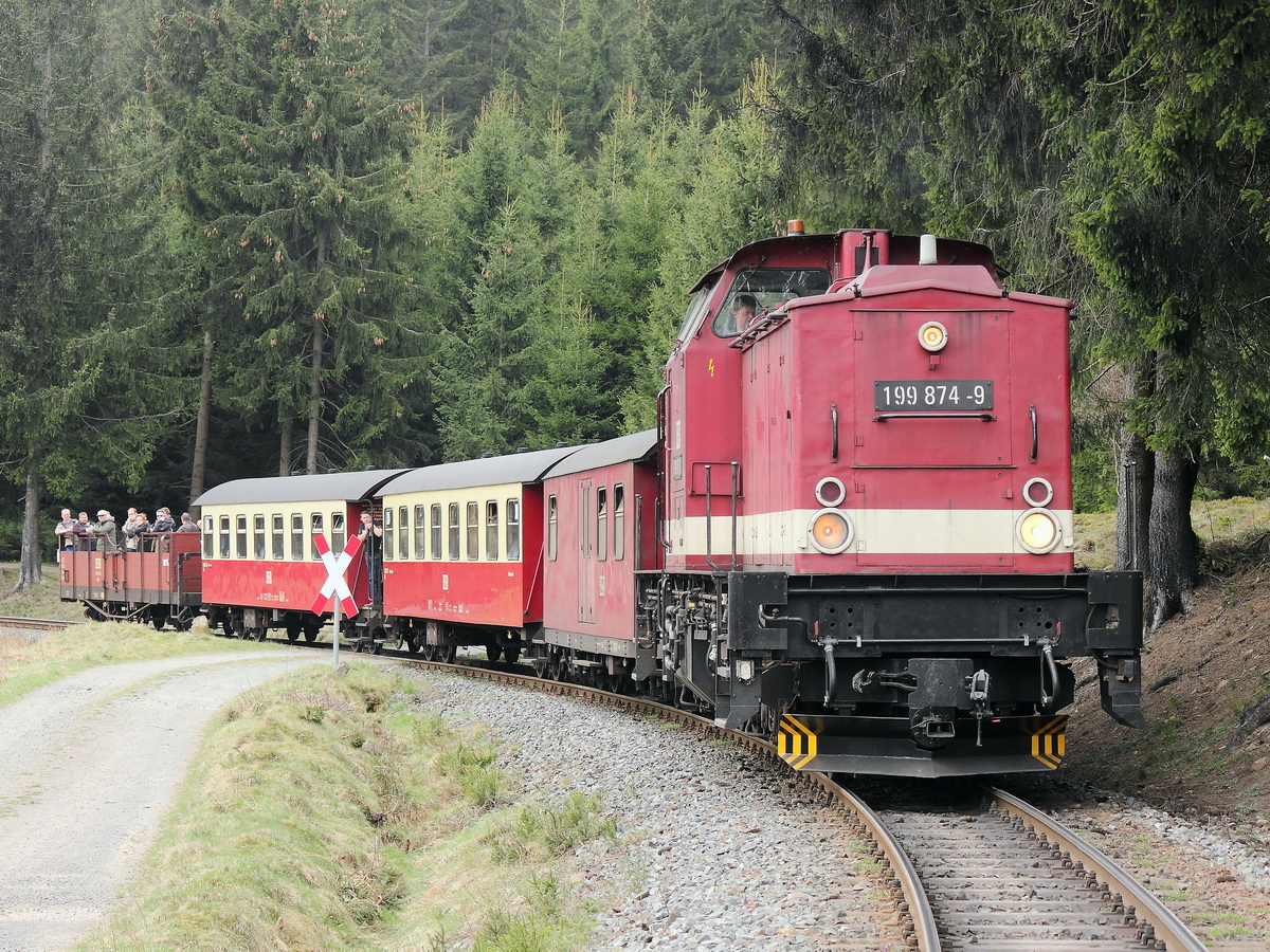 Am 25. April 2015 auf der Strecke zwischen Sorge und Allerbach f�hrt 199 874-9 in Richtung Brocken als Sonderfahrt
