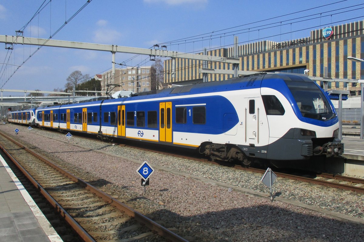 Am 25 März 2018 steht 2210 in Arnhem Centraal.