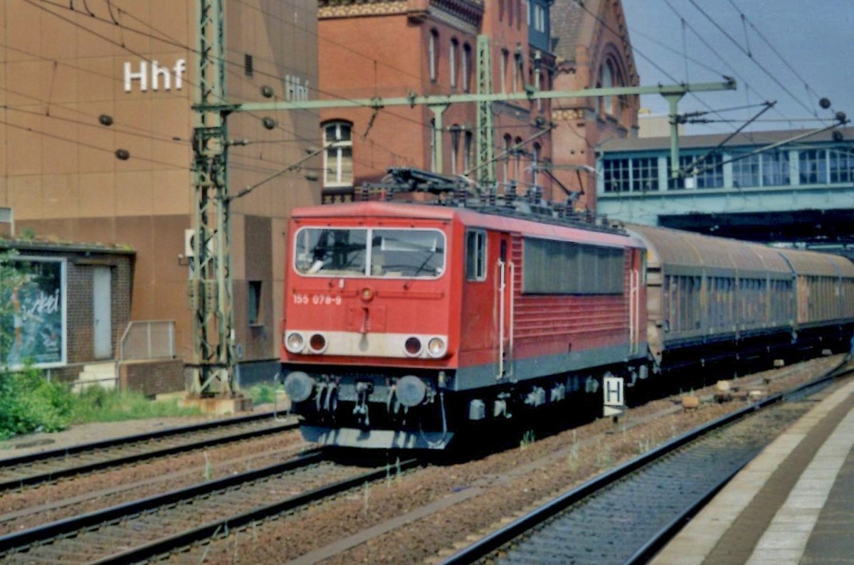 Am 25 Mai 2004 durchfahrt 155 078 Hamburg-Harburg.