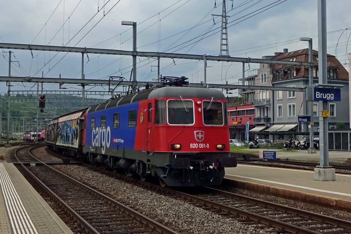 Am 25 Mai 2019 durcheilt ein Mischguterzug mit 620 081 Brugg AG. 