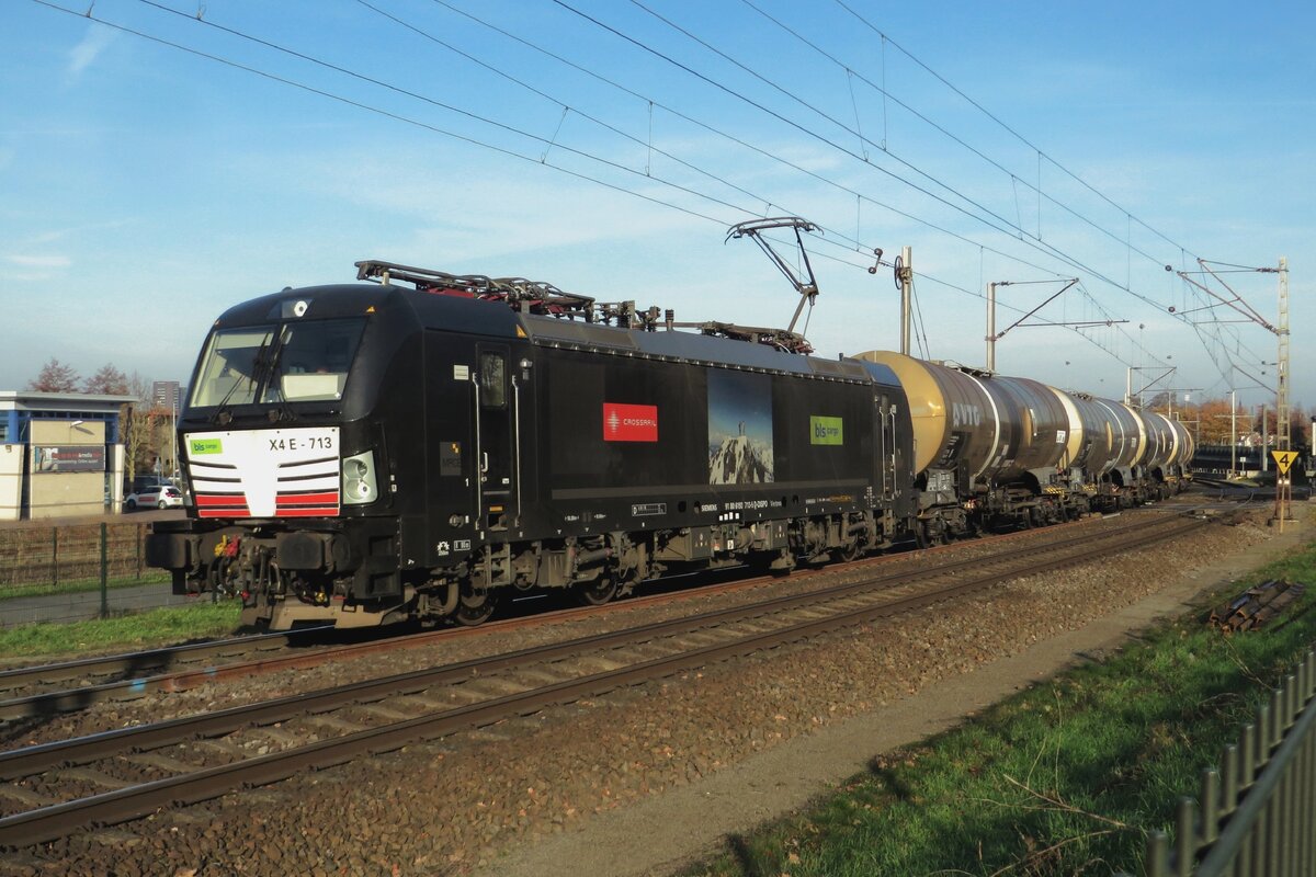 Am 25 November 2020 zieht BLS/XR X4E/193 713 ein umgeleiteter Kesselwagenzug durch Venlo-Vierpaardjes nach Kln und Basel.