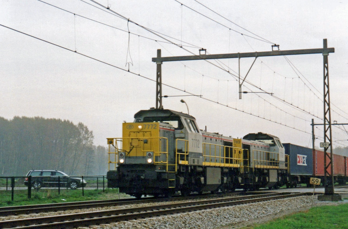 Am 25 Oktober 2008 durchfahrt 7772 mit ein KLV Alverna.