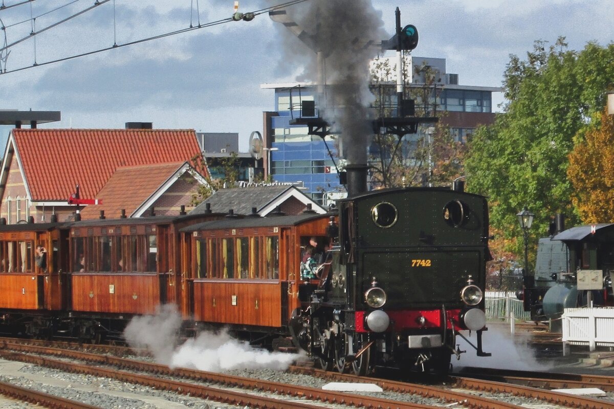 Am 25 Oktober 2015 zieht BELLO, SHM 7742, ein Dampfzuglein aus Hoorn nach Medemblik.