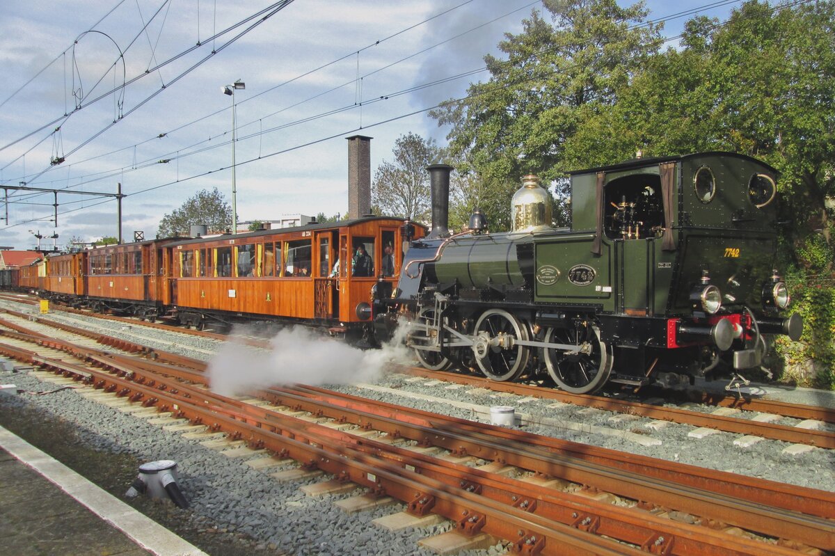 Am 25 Oktober 2015 zieht BELLO, SHM 7742, ein Dampfzuglein aus Hoorn nach Medemblik.