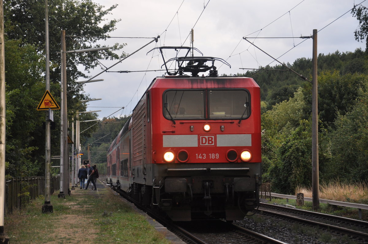 Am 25.08.2018 steht 143 189 mit ihrer falsch herum gereihten Garnitur als RB22 nach Limburg in Lindenholzhausen und konnte von mir aufgenommen werden.
Am nächsten Tag löste dann die Lok 114 021 die Lok 143 189 ab. 