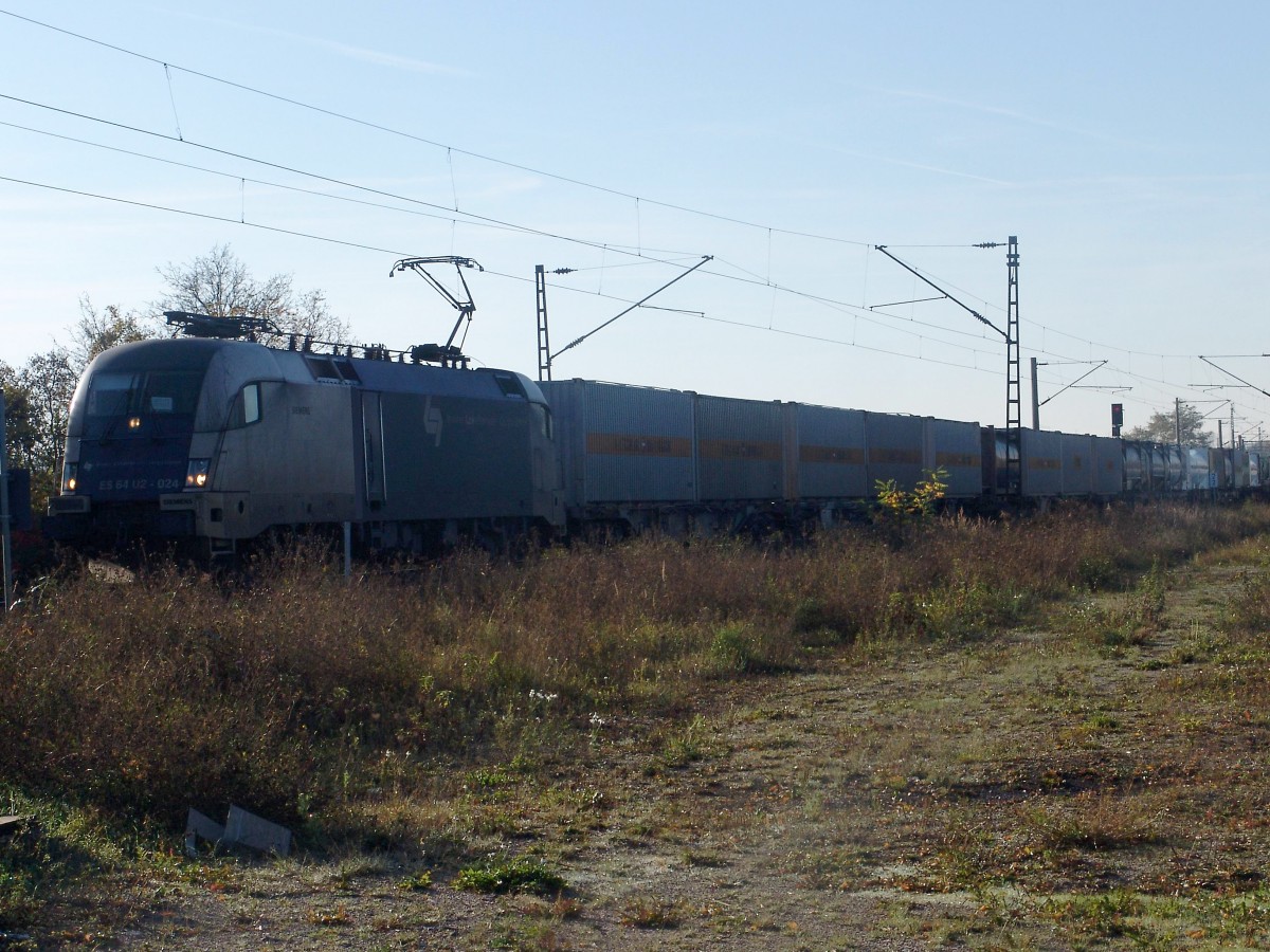 Am 25.10.2013 fuhr ES 64 U2-024 (182 524-9) mit einem Hupac Zug nach Ruhland.
Fotografiert in Halle Saale.