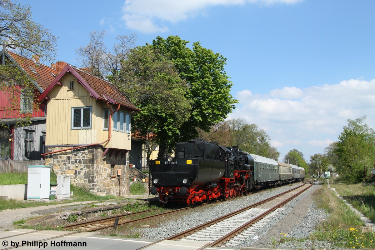 Am 2.5.2015 fuhr 52 8154-8 unter dem Motto  Soundfahrt  von Leipzig Plagwitz nach Blankenburg, dort wurde der Zug von 95 027 übernommen und weiter ging es nach Rübeland. Rückzu das selbe Spiel nur umgekehrt.
Auf der Hintour war in Halberstadt-Spiegelsberge eine Kreuzung mit der Straßenbahn vorgesehen. Ich nutze die Chance den Zug in der Einfahrt von Halberstadt-Spiegelsberge zu fotografieren, die anderen fotografierten den Zug mit der Straßenbahn an der Kreuzung.