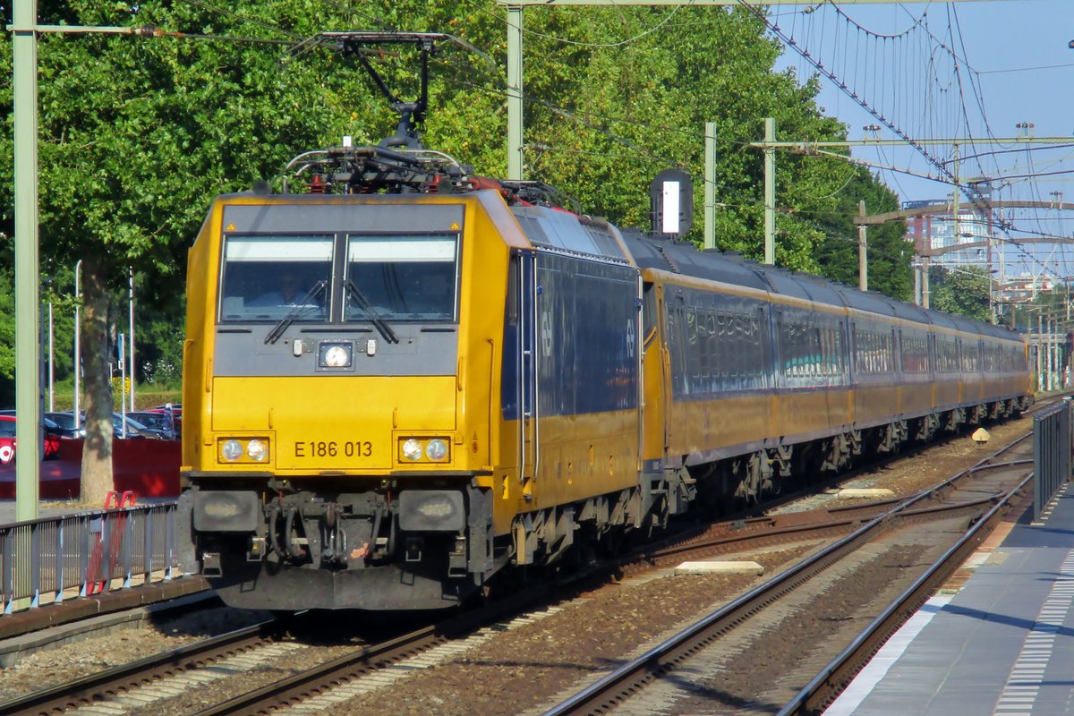 Am 26 Juli 2018 durchfahrt 186 013 zwischen die Bahnstörungen durch Tilburg-Universiteit.