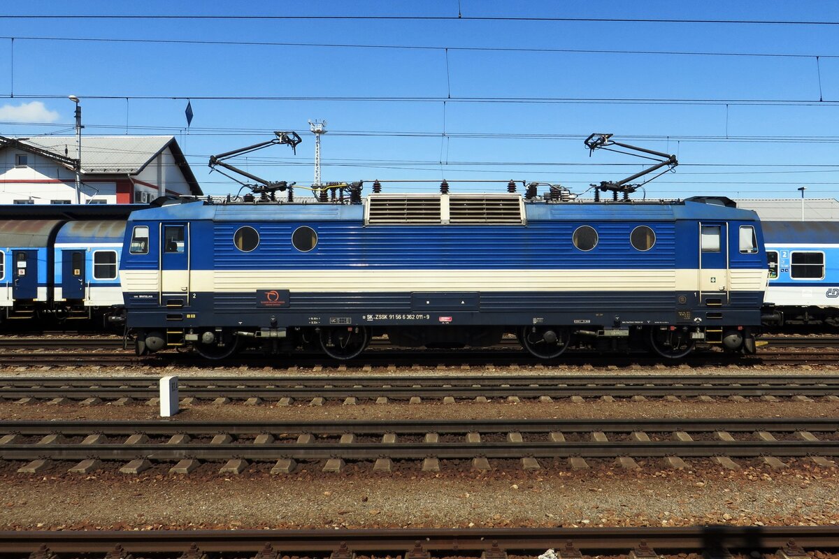 Am 26 Juni 2022 steht 362 011 in Retro-Farben in Breclav.