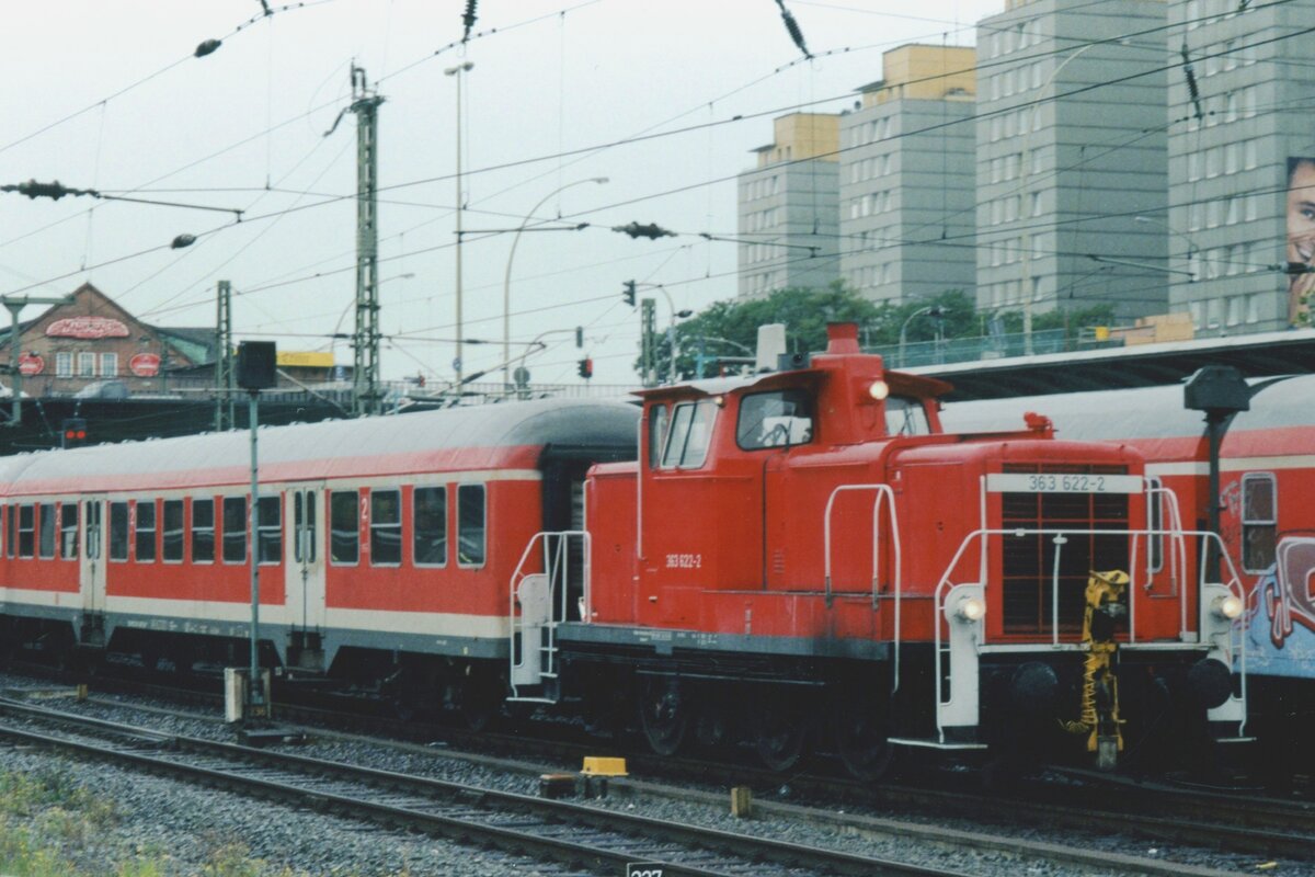 Am 26 Mai 2005 rangiert Dreibein 363 622 ein Regiozug in Regensburg Hbf.