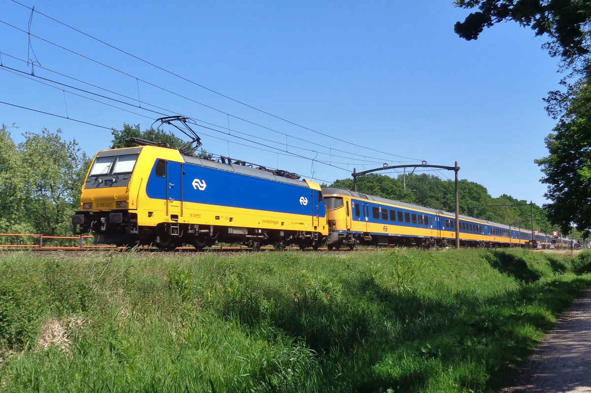 Am 26 Mai 2017 passiert 186 027 mit ein IC nach Rotterdam Tilburg Oude Warande.