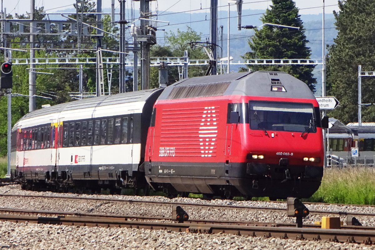 Am 26 Mai 2019 legt sich 460 083 in Brugg AG in die Kurve.