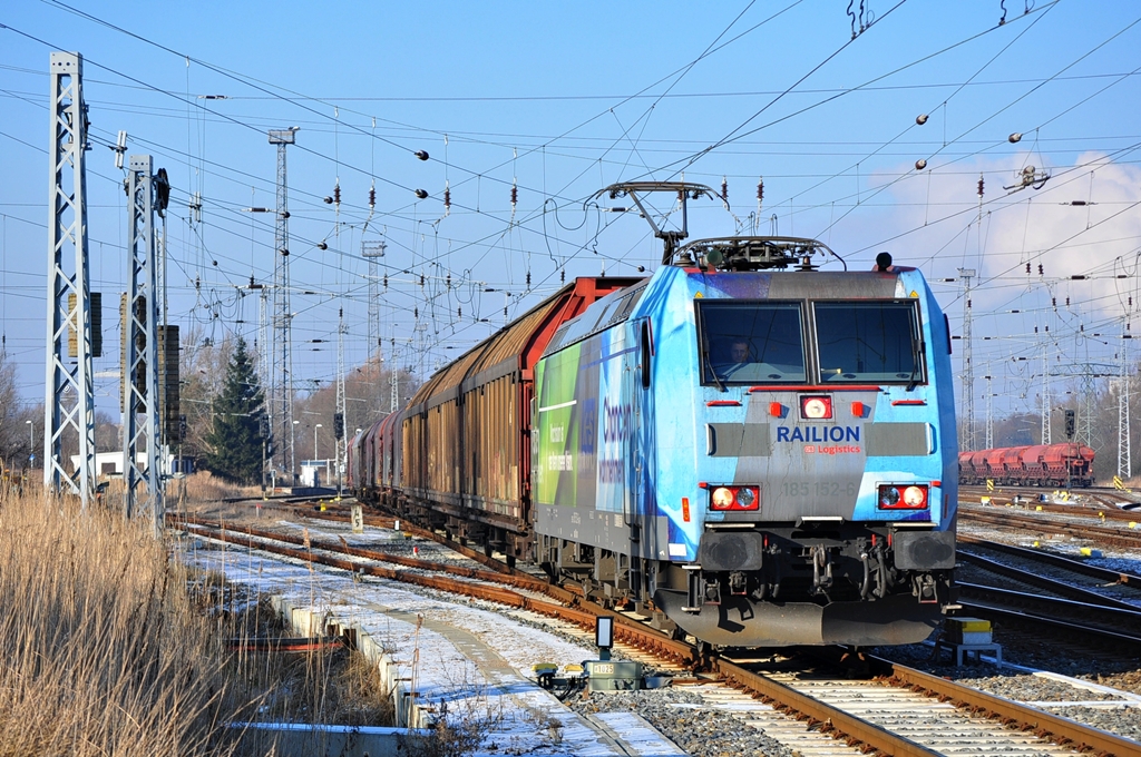 Am 26.01.2014 verlässt die 185 152 mit ihrem Zug Rostock-Seehafen.