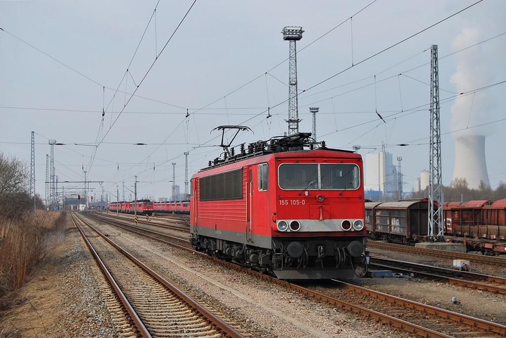 Am 26.03.2010 rollt die 155 105 durch Rostock-Seehafen.