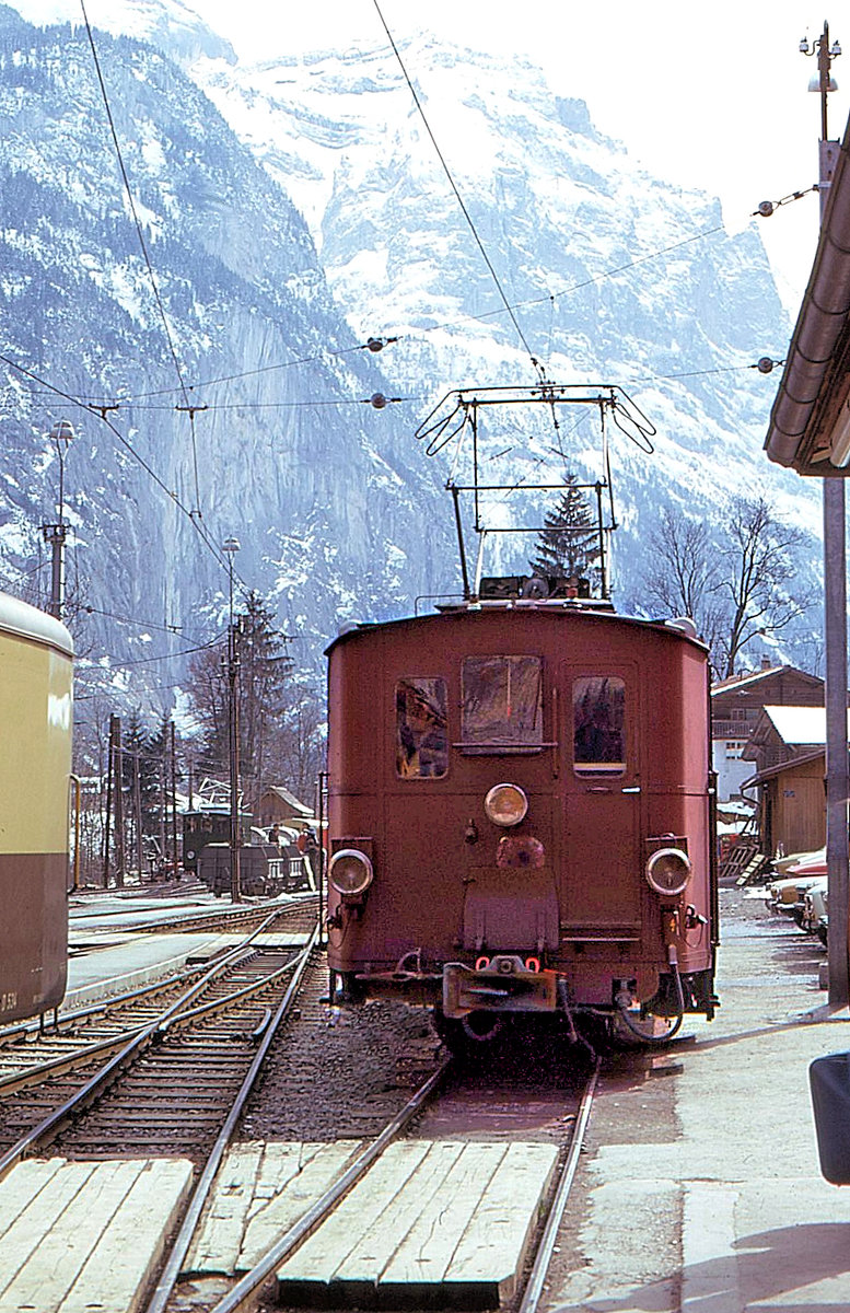 Am 26.März 1975 steht die Lok 29 in braunem Anstrich in Lauterbrunnen. Damals gab es hier noch verschiedene Weichen und Güterumschlag. 