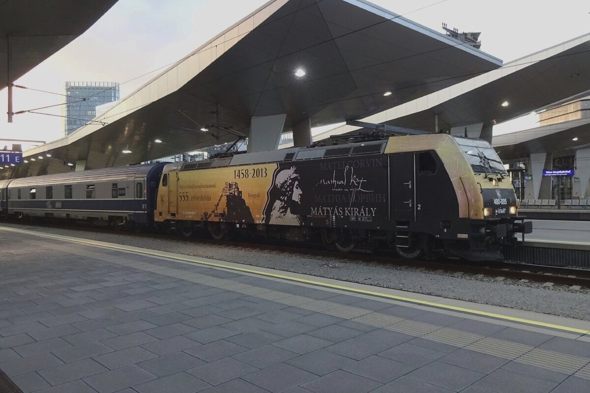 Am 27 Augustus 2021 steht 480 005 mit ein Nachtzug nach Buchuresti Nord in Wien Hbf abfahrtbereit. Die Werbethemen von MAV TRAXXen wechselt sich dauerhaft -ein jahr nicht in Ungarn gewesen sein garantiert zumindestens ein gefehlter Werbelokmotiv...