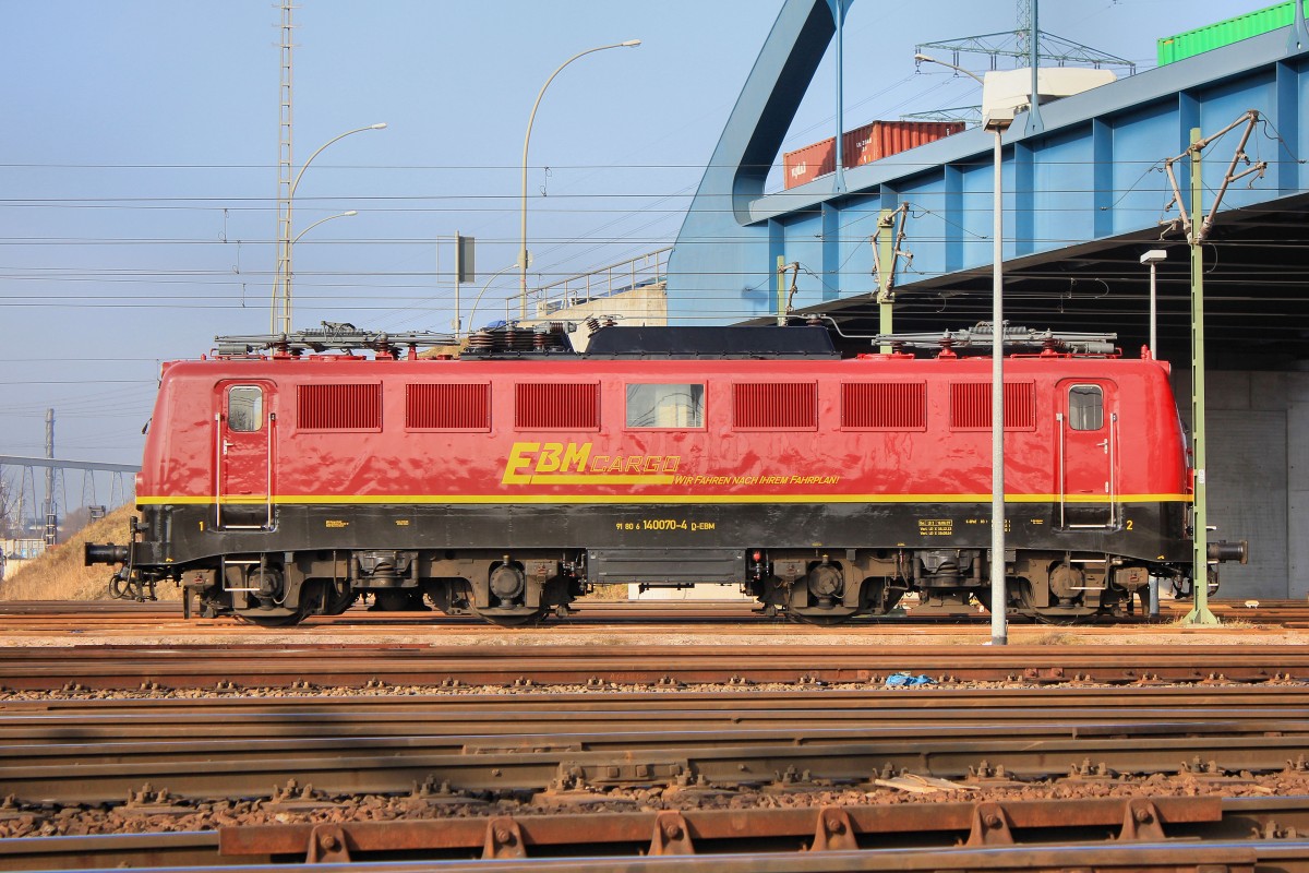 Am 27 Februar 2014 stande die EBM Cargo 140 070-4 bei Schönsten Sonnenschein in der Abstellung in Hamburg Waltershof im Rbf Alte Süderelbe und Tanke Sonne und Neue Kraft für ihre Aufgaben.