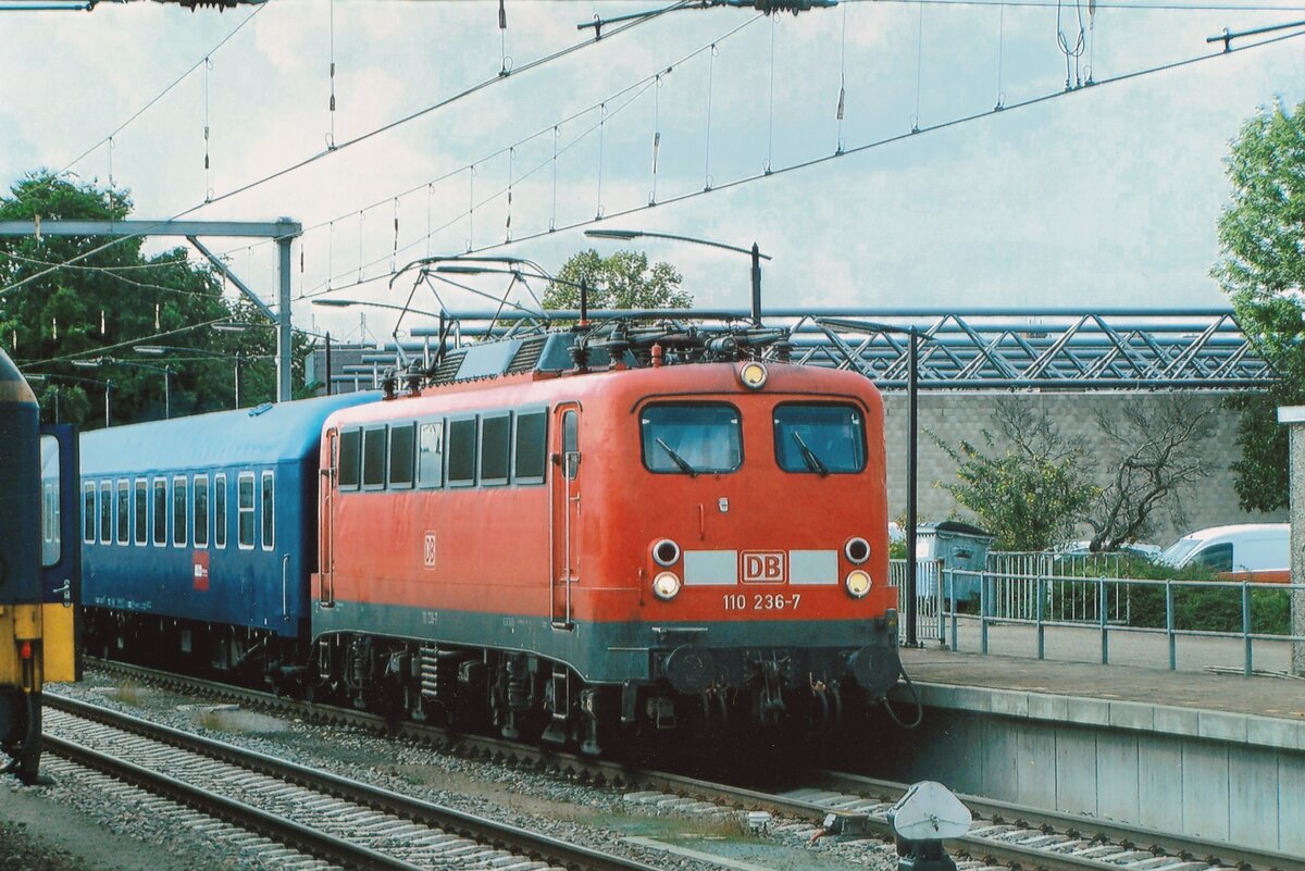 Am 27 Juli 2009 steht ein Urlaubszug mit 110 236 in Venlo.