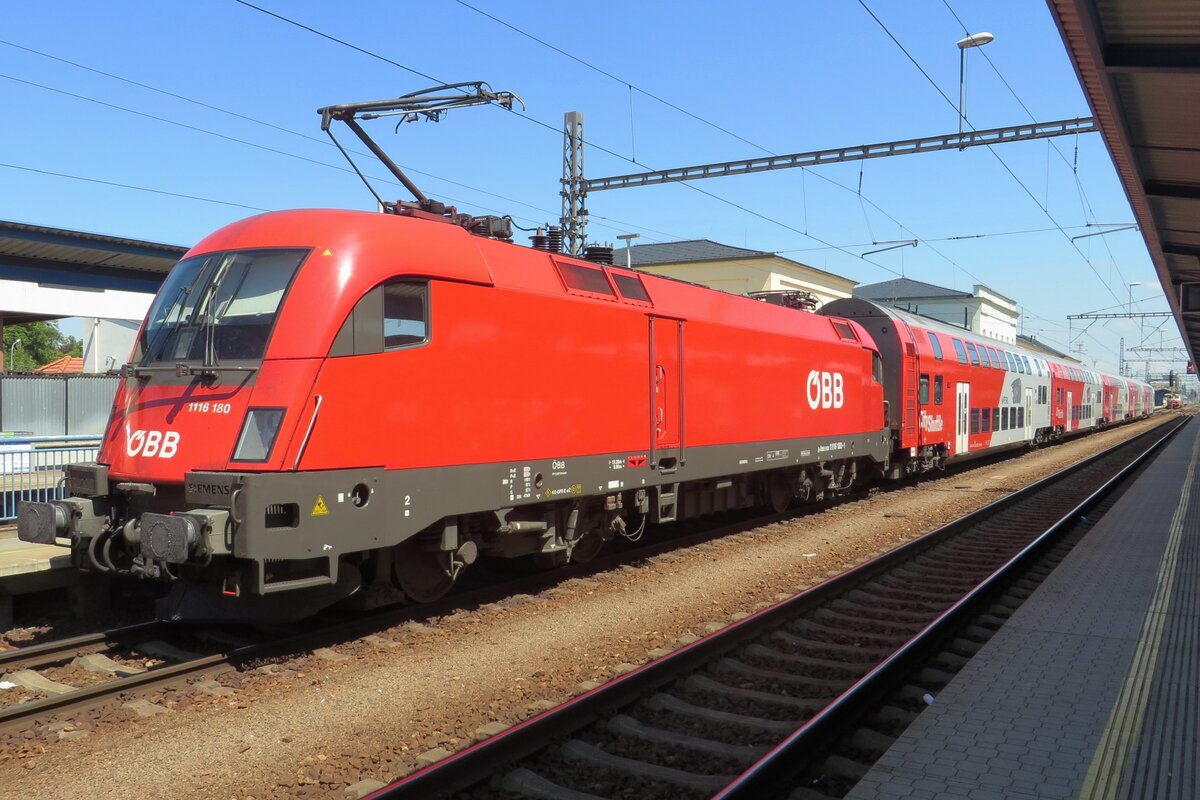 Am 27 Juni 2022 steht ÖBB 1116 180 mit der stündlich verkehrender Wiesel RB nach Wien in Breclav.