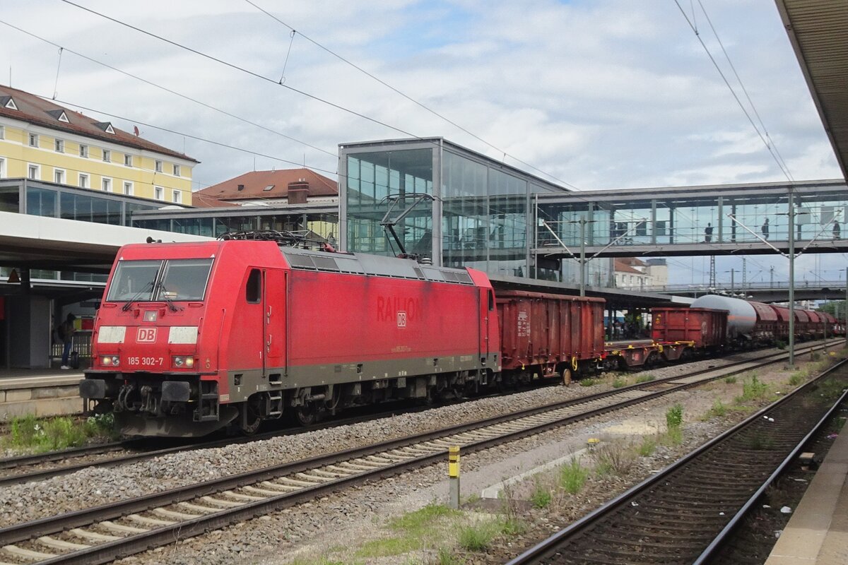 Am 27 Mai 2022 durchfahrt 185 302 mit ein Mishcguterzug Regensburg Hbf.