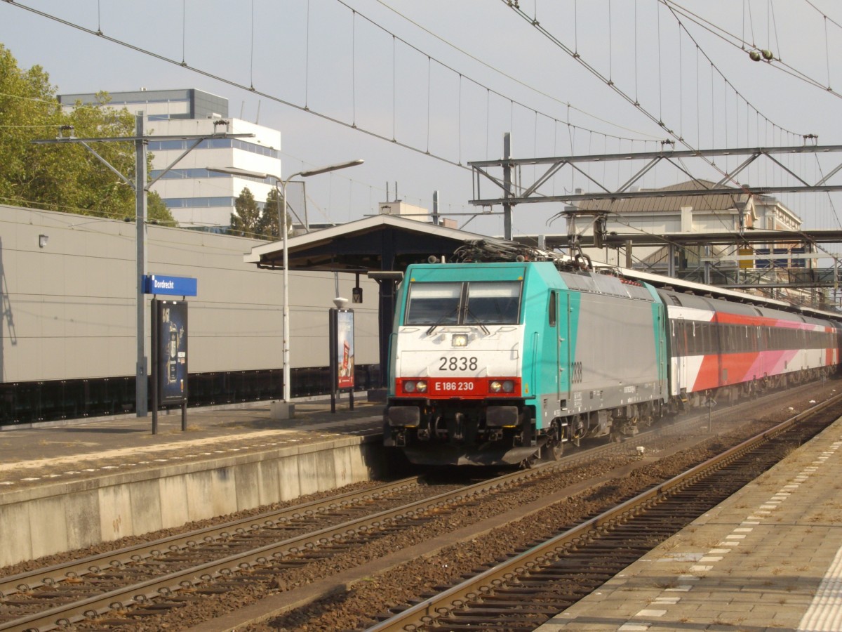 Am 27 September 2009 verlässt 2838 Dordrecht Centraal.