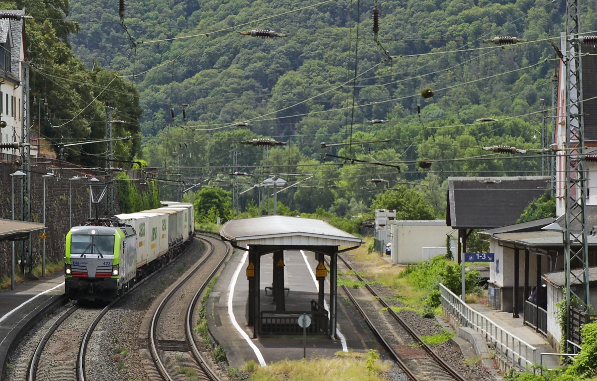 Am 27.06.2023 durchfährt die 475 422-2 von BLS Cargo den Bahnhof Assmannshausen