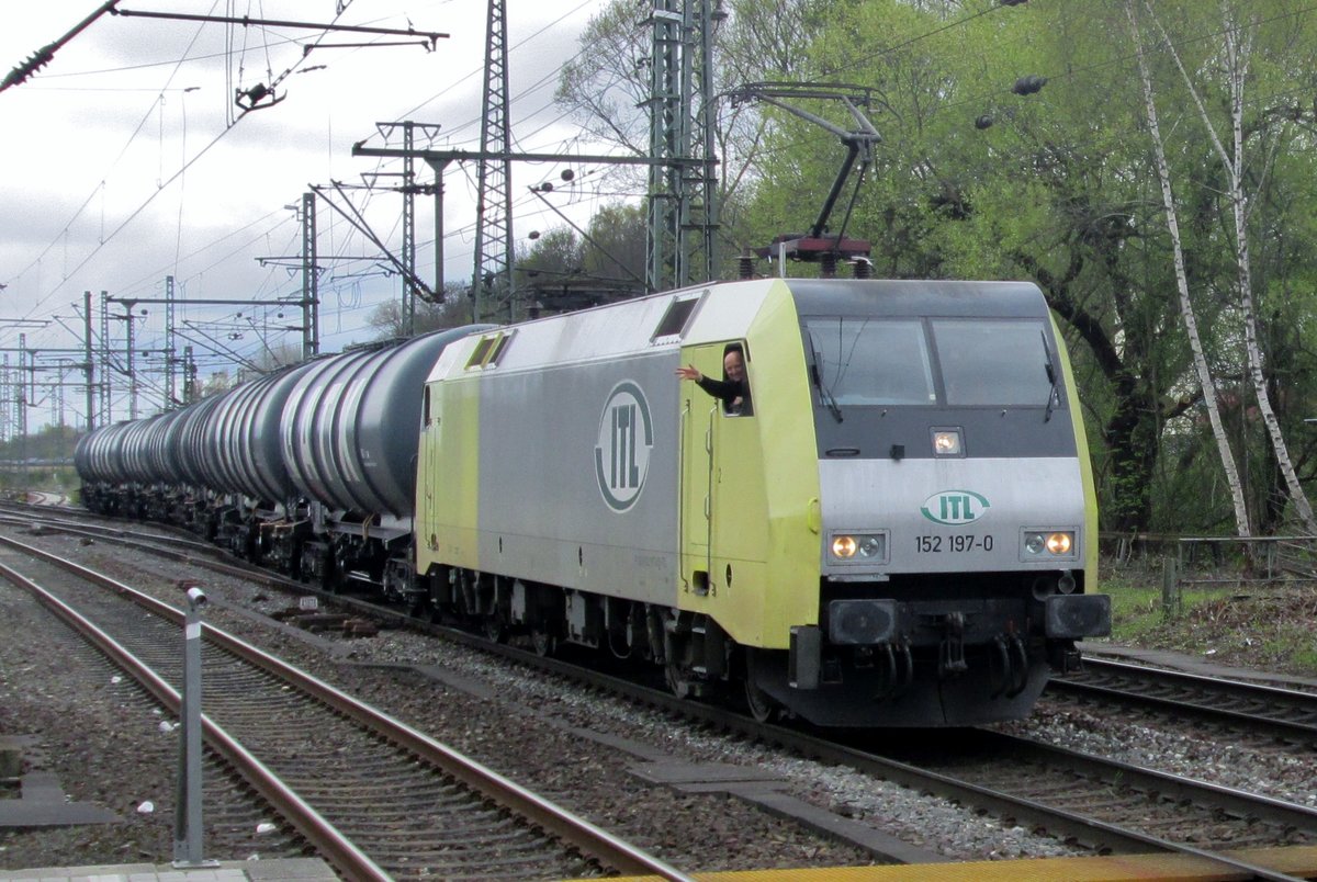 Am 28 April 2016 verlässt ITL 152 197 Hamburg-Harburg.Grüss zurückan der Lokführer!