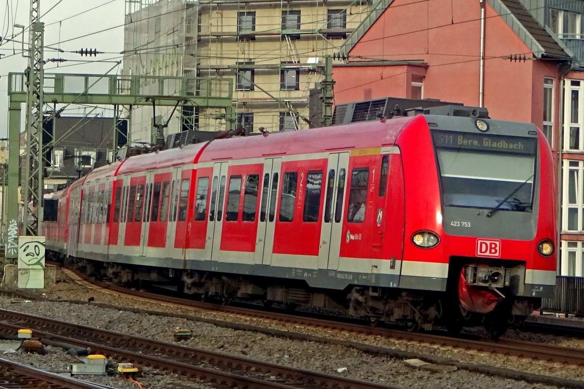 Am 28 Dezember 2019 legt sich 423 753 in Kln Hbf in die Kurve.