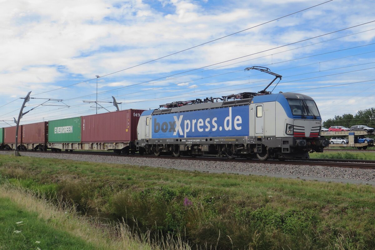 Am 28 Juli 2022 zieht BoxXpress 193 836 der Nürnberg KLV durch Valburg.