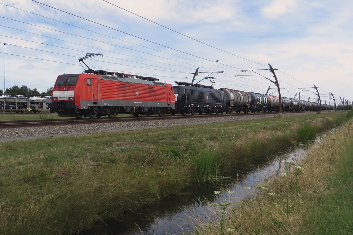 Am 28 Juni 2022 dönnert 189 026 mit Schwesterlok und ein Kesselwagenzug durch Valburg.