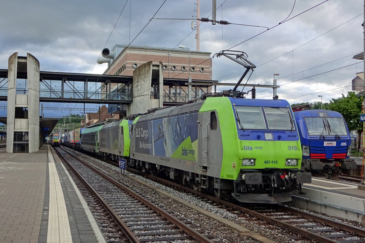 Am 28 Mai 2019 steht 485 019 mit ein KLV  in Spiez. 