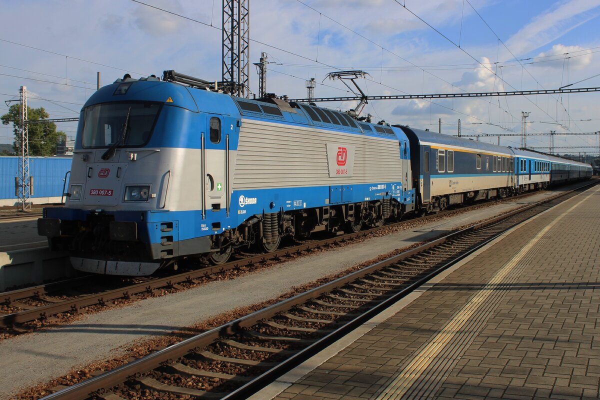 Am 28 September 2025 steht CD 380 07 mit ein InterCity nach Praha hl.n. abfahrtbereit in Ceske Budejovice. Das Zeitalter der Reihe 380 lauft schneller ab als geplant; in wenige Jahren sollen diese Mehrsystemloks verschwunden sein. Am 28 September 2025 steht CD 380 07 mit ein InterCity nach Praha hl.n. abfahrtbereit in Ceske Budejovice. Das Zeitalter der Reihe 380 lauft schneller ab als geplant; in wenige Jahren sollen diese Mehrsystemloks verschwunden sein.