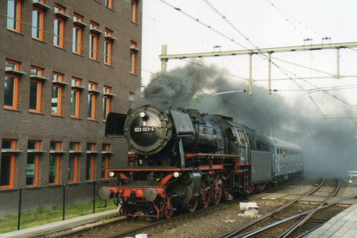 Am 28.Oktober 2005 durchfahrt 023 023 Hengelo.