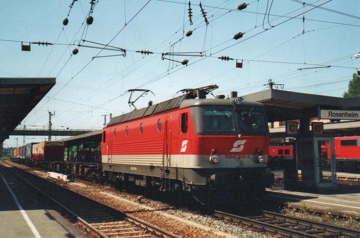 Am 29 Mai 2006 dönnert ÖBB 1144 208 durch Rosenheim.