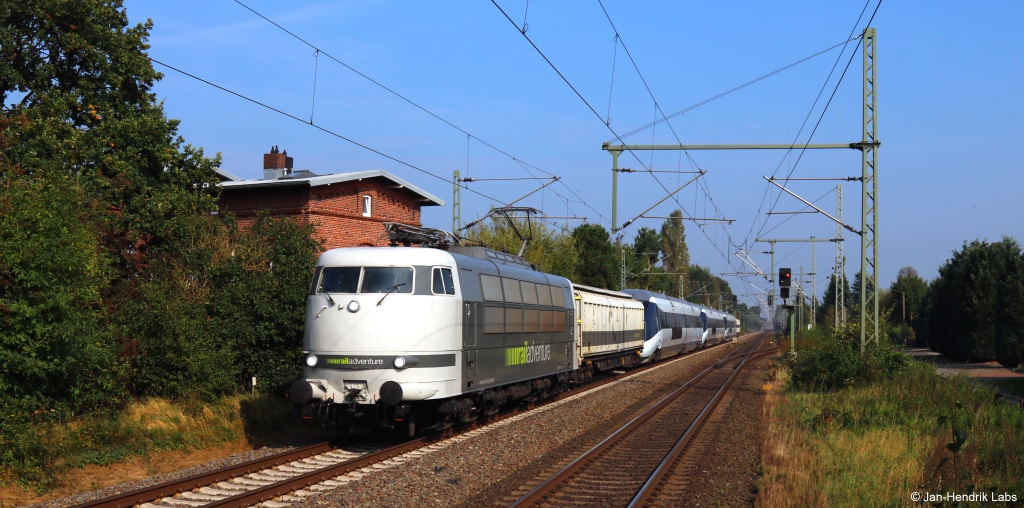 Am 29.September 2017 durchfuhr die 103 222 von RailAdventure den Ort Dauenhof auf dem Weg in Richtung Hamburg. Sie überführte am dem Tag 3 IC2-Triebwagen von Dänemark zu einen mir unbekannten Ort, wo die Triebwagen eine neue Verwendung finden sollen.